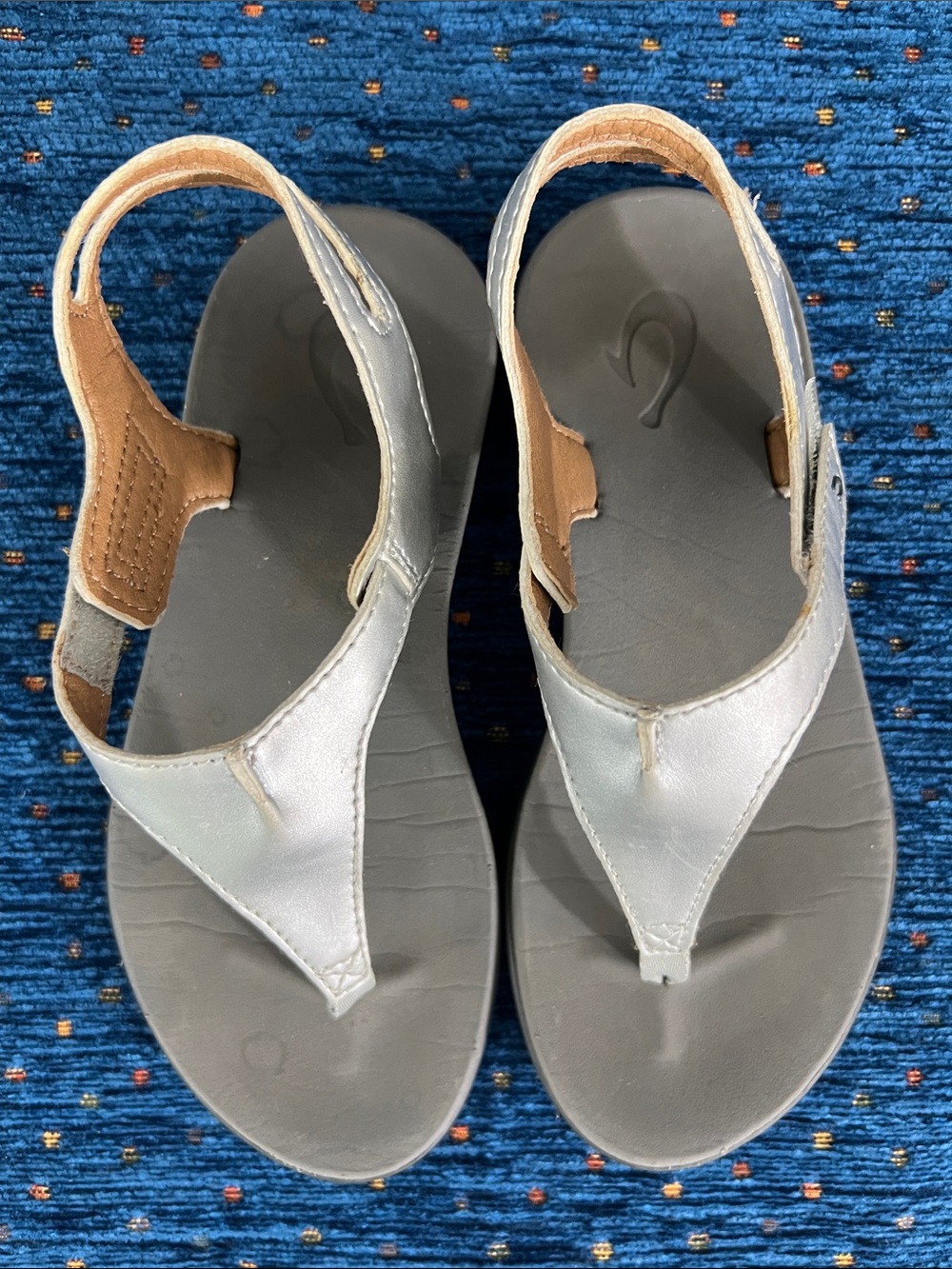 Kids silver Olukai thong sandals with Velcro closure, size 1